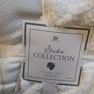 Sherpa Throw Blanket -New White Gray Plaid Softest Faux Sherpa  XL 71 in x 79in